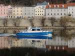 Polizeiboot-10 spiegelt sich in der Donau bei Passau; 140308