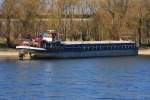 Havariertes GMS  Getan  (04401210) auf einer Kiesbank bei Winzer/Donau. 10.03.2014