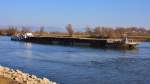 Schubschiff  Tisza  (38601329) aus Budapest/HU hat den mit Kohle beladenen GSL  RoRo 10  (08546782) auf Talfahrt bei Winzer/Donau auf eine Kiesbank geschoben und sitzt nun fest. 10.03.2014