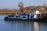 Schubschiff  Tisza  (38601329) aus Budapest/HU sitzt mit GSL  RoRo 10  (08546782) auf Talfahrt bei Winzer/Donau auf einer Kiesbank fest. 10.03.2014