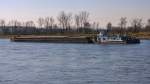 Schubschiff  Tisza  (38601329) aus Budapest/HU hat den mit Kohle beladenen GSL  RoRo 10  (08546782) auf Talfahrt bei Winzer/Donau auf eine Kiesbank geschoben und sitzt nun fest. 10.03.2014