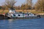 Schubschiff  Tisza  (38601329) aus Budapest/HU sitzt mit GSL  RoRo 10  (08546782) auf Talfahrt bei Winzer/Donau auf einer Kiesbank fest. 10.03.2014