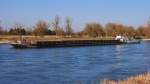 Schubschiff  Tisza  (38601329) aus Budapest/HU hat den mit Kohle beladenen GSL  RoRo 10  (08546782) auf Talfahrt bei Winzer/Donau auf eine Kiesbank geschoben und sitzt nun fest. 10.03.2014