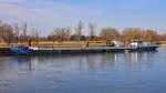 Stelzenschiff  Raphaela  (04800760) aus Vilshofen/D hat an dem auf einer Kiesbank bei Winzer/Donau festsitzenden Schubverband  Tisza  (38601329) mit GSL  RoRo 10  (08546782) festgemacht. 11.03.2014