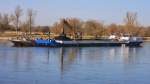 Stelzenschiff  Raphaela  (04800760) aus Vilshofen/D hat an dem auf einer Kiesbank bei Winzer/Donau festsitzenden Schubverband  Tisza  (38601329) mit GSL  RoRo 10  (08546782) festgemacht. Nach dem Umladen von ca. 300t Kohle kam der Verband wieder frei. 11.03.2014