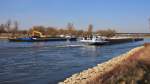 SGMS  Inn  (04800410) mit GSL  P2  (05700460) aus Hassfurt/D passiert Stelzenschiff  Raphaela  (04800760) aus Vilshofen/D, das an dem auf einer Kiesbank bei Winzer/Donau festsitzenden Schubverband  Tisza  (38601329) mit GSL  RoRo 10  (08546782) festgemacht hat um ca. 300t Kohle zu übernehmen. Vor der Brücke links liegt GMS  Getan  (04401210) aus Giurgiu/RO auf einer Kiesbank. 11.03.2014