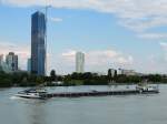 RICHARD-V(2316105; L=83; B=8,4m; 1155t; 810PS; Bj.1925) passiert den DC-Tower in Wien, welcher mit 250mtr. Österreichs höchstes Gebäude ist; 130829