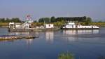 Eimerkettenbagger  Wotan  aus Irlbach/D (04803700) baggert die Fahrrinne auf der Donau bei Winzer aus. Daneben hat Schubschiff  Uhu  aus Irlbach/D (05700120) mit einer Schute festgemacht um den Kies zu übernehmen. 08.09.2014