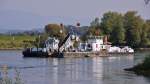 Eimerkettenbagger  Wotan  aus Irlbach/D (04803700) baggert die Fahrrinne auf der Donau bei Winzer aus. Daneben hat Schubschiff  Uhu  aus Irlbach/D (05700120) mit einer Schute festgemacht um den Kies zu übernehmen. 08.09.2014