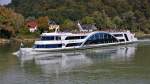 FGS  Donau  (04803580) aus Passau (D) auf Bergfahrt bei ihrer  Erlebnisrundfahrt Kristallschiff  Passau-Kasten-Obernzell und zurück, kurz vor Passau-Lindau/Donau. 19.09.2014