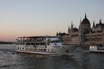 Rundfahrtschiff SIRONA abends vor dem Parlamentsgebäude auf der Donau in Budapest am 19.06.2017.