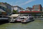 Heckansicht des FGS Katamaran Twin City Liner am Kai am Schwedenplatz, BJ 2018/19, L 40 m, B ca 11 m, Leergewicht 70 Tonnen, Passagiere 250, Geschw.