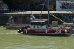 2 Boote der Feuerwehr Wien am Ufer der Donau am Schwedenplatz in Wien. 06.2023
