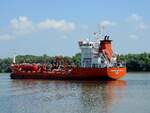 BARBAROS ULUC VARDAL ist ein Oil-Chemical-Tanker unter der Flagge von Panama; (IMO9291602; L=105m B=17m; GT=4077To; DWT=5717TO; Bj.2004) und wartet auf der Donau  zwischen Galati undTulcea auf den