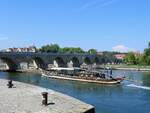 SIEBNERIN(30000317; L=37m; B=6m; 330PS; 100Passagiere; Bj.2006) passiert in Kürze bei Regensburg  die historische steinere Brücke; 230815