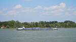 Motorfrachter  Panorama  (ENI: 8023057) aus den Niederlanden war am 13.08.2020 auf der Donau in Wien südostwärts unterwegs. Im Hintergrund die Donauinsel.