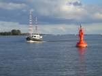 Auf der Elbe passiert ein Motorboot die Fahrwassertonne 108. 