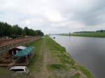 Torgau an der Elbe, Standort ist hier der alte Brckenkpopf. An dieser Stelle befindet sich auch das Denkmal der Begegnung von sowjetischen und amerikanischen Truppenspitzen. Die alte Brcke existiert hier nicht mehr, vor einigen Jahren wurde in der Nhe eine moderne Verkehrsfhrung von der Stadt ber die Elbe realisiert.
Der Blick geht hier aber auf die Stadt-Elb-Promenade ... Schiffsverkehr ??  Foto: Pfingsten 2009