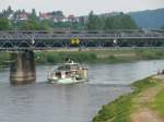 Raddampfer PIRNA (ex KNIG ALBERT) Baujahr 1898, passiert mit abgekipptem Schornstein elbaufwrts die Eisenbahnbrcke in Meissen; 09.05.2009
