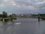 Ein Abendbummel an der Magdeburger Stadtelbe hinter dem Dom.Promenadenstrecke an der hier mitteldeutschen Elbe mit Blick auf eine alte Eisenbahnhubbrcke. Ein Domicil fr alle Freizeitkapitne zum  Gesehen  werden, ist hier die Stadtstrecke schon ...  Foto: 23.Juli 2009, Camera  OLYMPUS -500 
