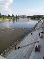 Die Magdeburger Elbe hier im Citynahen Bereich, eingebunden in eine neue grozgige Flanier und Gastromeile erfreut sich bei allen Besuchern groer beliebtheit. Sollte der Wasserstand in den nchsten Tagen noch mehr fallen, so kann man hier auf dem ungeliebten  Domfelsen  herumlaufen. Ein  Kriterium  fr die Schiffahrt,im Hintergrund die stillgelegte Eisenbahn-Hubbrcke.  