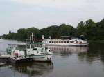 Das MS  Stadt Magdeburg  der  Weien Flotte GmbH  der Magdeburger Verkehrsbetriebe auf der Position der Buckauer Fhre und Ausflugsgaststtte  Zum Mckenwirt  ( warum wohl ... ). Also mit etwas Glck trifft man schon ein paar Schiffe hier ... Die MS  Bernburg  ist auch schon ein alter Veteran als  Pendler  an dieser Stelle. Foto: 10. August 2009 , OLYMPUS -500 .