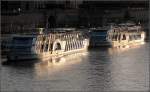 Zwei Elbe-Passagierschiffe machen Feuerabend am Terrassenufer in Dresden.