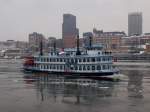 Ein Missisippi Dampfer fuhr am 14.2 auf der Elbe bei den Hamburger Landungsbrcken.