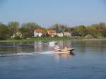 PS starkes  Frhlingserwachen  auf der Elbe vor Schnebeck b. Magdeburg.
Die Elbe ist recht schiffsleer und da knnen sich die Bootsfreunde schon mal austoben. Ein  schneller Schu  April Ostersonntag 2009.  