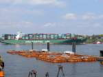 Ein Schlepper buggsiert das 337 m lange und 46 m breite Containerschiff XIN LOS ANGELES (IMO 9307217) der CHINA SHIPPING Container LINE (CSCL), Hong Kong in den Hamburger Hafen; aufgenommen von