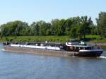 Nachschuss auf Binnentankschiff INGEBORG, Bremen, (04024150) L: 80m, B. 8,20m, 1.222 to, die Elbe abwrts Richtung Hamburg auf dem Unteren Schleusenkanal Geesthacht; 03.06.2010
