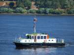 Das Lotsenschiff Deepenschriewer schipperte die ELbe aufwrts Richtung Cuxhaven am 14.7 bei Finkenwerder.