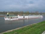 Das zur Reederei Deilmann gehrende Fahrgastschiff   Frederic Chopin   fhrt am Leuchtturm vorbei
von der Elbe her kommend in Richtung Schleuse Niegripp. ( 06.04.07 )