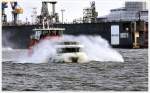 Eine Hafenfhre im Hamburger Hafen. An dem Tag war es  etwas windig , da gab es fr die Fahrgste auf dem Oberdeck eine kostenlose Dusche aus der Elbe.14.01.07 