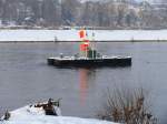 Das WSA Dresden hat die Elbe im Bereich Dresden-Johannstadt fr jeglichen Fahrverkehr gesperrt: das Mittelteil der Waldschlchenbrcke wird eingeschwommen; 16.12.2010  