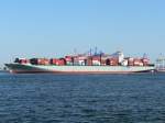 Das Containerschiff HUMEN BRIDGE, Panama (IMO: 9302164) L:336m, B:46m gebaut 2007 bei ISHIKAWJIMA HARIMA HEAVY INDUSTRIES, TOKYO JAPAN wird auf der Elbe um 180 Grad gedreht (1); Hamburg, 16.04.2009  