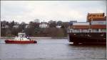 Der Schlepper DANIMARCA ist am Heck eines Containerschiffes im Einsatz, damit es sicher in den Hamburger Hafen einlaufen kann. Scan eines Dias aus dem Jahr 2004.