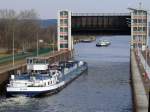 Während TMS ALINA (ENI: 4000360) auf der Elbe zu Berg die Schleuse Geesthacht verlässt wartet in Gegenrichtung das Frachtschiff FIDUCIA auf Einfahrt in die Schleuse; 21.03.2011  