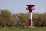 Das Unterfeuer der Richtfeuerstrecke Ruthensand ist 15 m hoch. Die Richtfeuerstrecke ist seit 1955 in Betrieb und leitet die Elbe aufwrts fahrende Schifffahrt. 18.04.2011