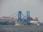 Hamburg: ZHEN HUA 14 liegt am 22.6.07 vor den Airbuswerken an den Pfhlen u wartet auf eine Mglichkeit, die letzte Containerbrcke fr Altenwerder loszuwerden. Die Chinesen haben 20 solcher Spezialschiffe laufen!