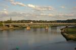 Wie bei allen Elbbrcken ist auch die bei der Elbbeisenbahnbrcke in Meien die Fahrrinne genau markiert. 22.06.2012  20:13 Uhr von der Straenbrcke aus aufgenommen.