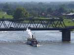 Am Tag des Denkmals ist auch der im Jahre 1900 gebaute Raddampfer KAISER WILHELM unterwegs, hier passiert er von Bleckede kommend mit seiner Dampfpfeife in Aktion gerade die Elbbrcke zwischen