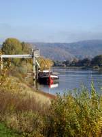 Die  Poseidon  liegt auf der Elbe an der Ladestation der  MALTEUROP  in Heidenau/Sachs. 21.10.2012