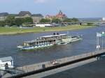 Schaufelraddampfer MEISSEN ex  Sachsen , ex  Knig Albert  (Baujahr 1885, Lnge 65,7 m) verlsst auf der Elbe mit umgeklapptem Schornstein das Terrassenufer; Dresden, 26.08.2007  