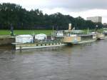 Der Elbdampfer Stadt Wehlen liegt am Ufer an der Carolabrcke.(1.8.2011)