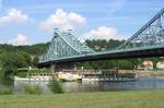 Seitenraddampfer PILLNITZ (ex  Weltfrieden , ex  Diesbar , ex  Knigin Carola ), Baujahr 1886, hat auf der Elbe die Brcke  Blaues Wunder  passiert und musste dazu den Schornstein umlegen - Dresden, 16.06.2005
