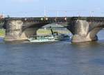 Seitenraddampfer  DIESBAR  (ex  PILLNITZ ), Baujahr 1884, passiert mit angekipptem Schornstein auf der Elbe die Augustusbrcke stromaufwrts; Dresden, 26.08.2007  