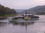 Schaufelraddampfer PILLNITZ legt an der Anlegestelle an der Elbe in Königstein an (08.10.2008)