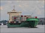 Containerschiff  Nordic Philip  fährt an der Anlegestelle von Blankenese an mir vorbei.