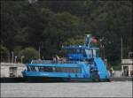 Personenfhre  Waltershof  an einer Anlegestelle auf der Elbe oberhalb der Landungsbrcken in Hamburg.